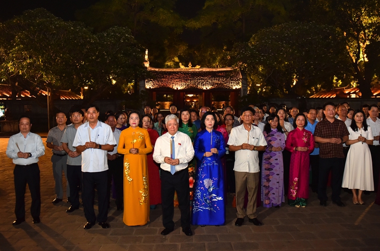 Đoàn Đại biểu dự Hội nghị HĐND toàn quốc trải nghiệm chương trình Tinh hoa Đạo học tại Di tích Quốc gia đặc biệt Văn Miếu - Quốc Tử Giám- Ảnh 1.