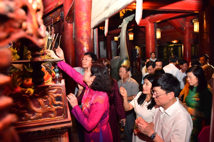 Đoàn Đại biểu dự Hội nghị HĐND toàn quốc trải nghiệm chương trình Tinh hoa Đạo học tại Di tích Quốc gia đặc biệt Văn Miếu - Quốc Tử Giám- Ảnh 4.