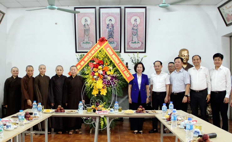 Chủ tịch Ủy ban MTTQ Việt Nam Thành phố thăm, chúc mừng Phân ban Ni giới nhân Đại lễ Phật đản- Ảnh 1.