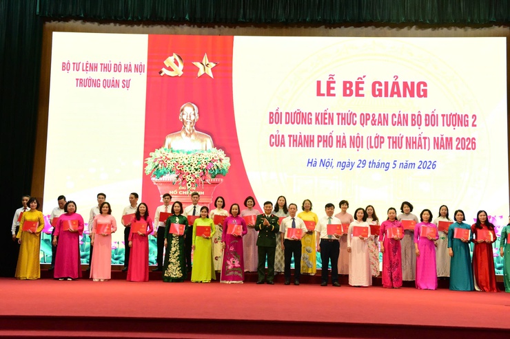 Bế giảng lớp bồi dưỡng kiến thức quốc phòng và an ninh cán bộ đối tượng 2 thành phố Hà Nội- Ảnh 2.