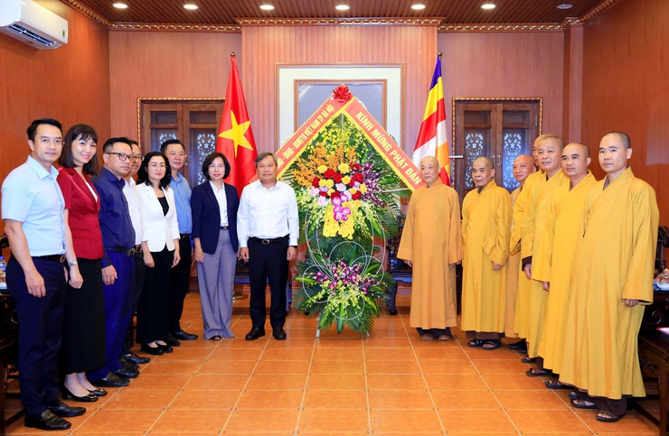 Chủ tịch Hà Nội Vũ Đại Thắng thăm, chúc mừng Ban Trị sự Giáo hội Phật giáo Việt Nam Thành phố nhân dịp Đại lễ Phật đản- Ảnh 1.