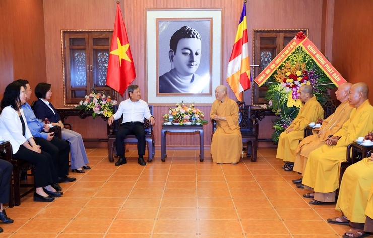 Chủ tịch Hà Nội Vũ Đại Thắng thăm, chúc mừng Ban Trị sự Giáo hội Phật giáo Việt Nam Thành phố nhân dịp Đại lễ Phật đản- Ảnh 2.