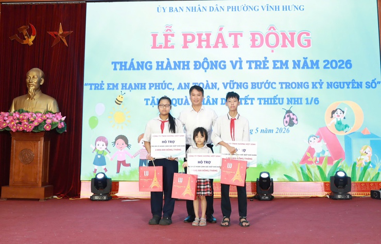 Phường Vĩnh Hưng trao 340 suất quà tặng trẻ em có hoàn cảnh khó khăn- Ảnh 4.