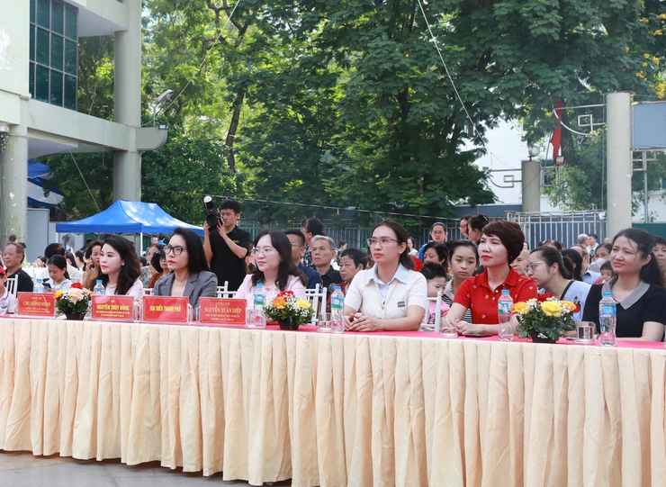 Phường Hai Bà Trưng trao tặng 13 xe máy điện và nhiều phần quà nhân Tháng hành động Vì trẻ em 2026- Ảnh 1.