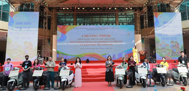 Phường Hai Bà Trưng trao tặng 13 xe máy điện và nhiều phần quà nhân Tháng hành động Vì trẻ em 2026- Ảnh 3.