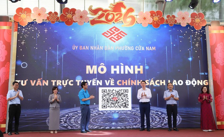 Đổi mới trong phục vụ nhân dân qua môi trường số - Phường Cửa Nam ra mắt mô hình tư vấn trực tuyến về chính sách lao động- Ảnh 1.