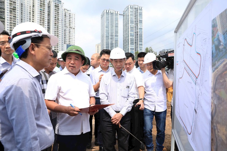 Hanoi Party Chief urges acceleration of key projects to improve livelihoods and remove urban bottlenecks- Ảnh 2.