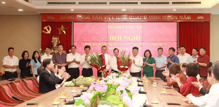 Công bố các quyết định của Ban Thường vụ Thành ủy về công tác cán bộ- Ảnh 2.