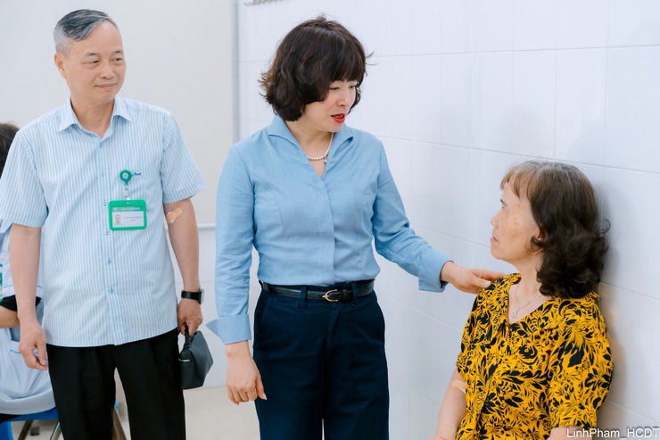 Phường Bồ Đề đẩy mạnh khám sức khỏe toàn dân miễn phí, hướng tới 100% người dân được khám định kỳ mỗi năm- Ảnh 14.