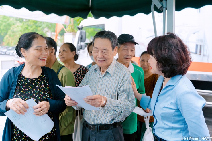 Phường Bồ Đề đẩy mạnh khám sức khỏe toàn dân miễn phí, hướng tới 100% người dân được khám định kỳ mỗi năm- Ảnh 1.