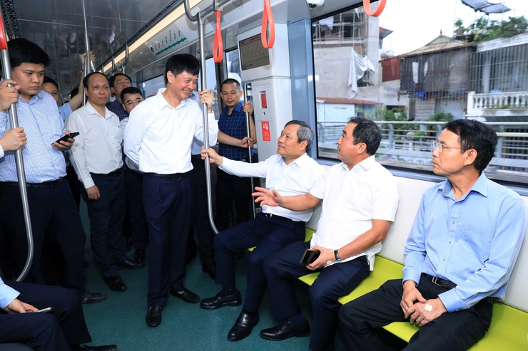 Lãnh đạo Thành phố kiểm tra công tác vận hành Metro Nhổn - Ga Hà Nội, đôn đốc tiến độ ga ngầm S12- Ảnh 4.