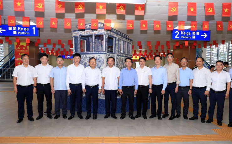 Lãnh đạo Thành phố kiểm tra công tác vận hành Metro Nhổn - Ga Hà Nội, đôn đốc tiến độ ga ngầm S12- Ảnh 1.