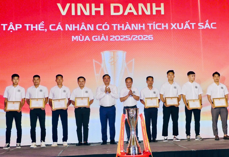 CLB Công an Hà Nội đón nhận Bằng khen của Bộ trưởng Bộ Công an và UBND Thành phố- Ảnh 3.
