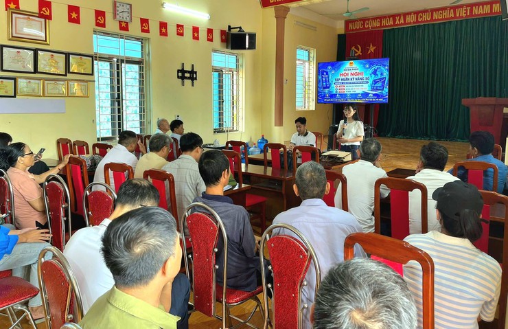 Xã Đa Phúc đẩy mạnh phổ cập kỹ năng số, hỗ trợ người dân tiếp cận dịch vụ công trực tuyến- Ảnh 1.