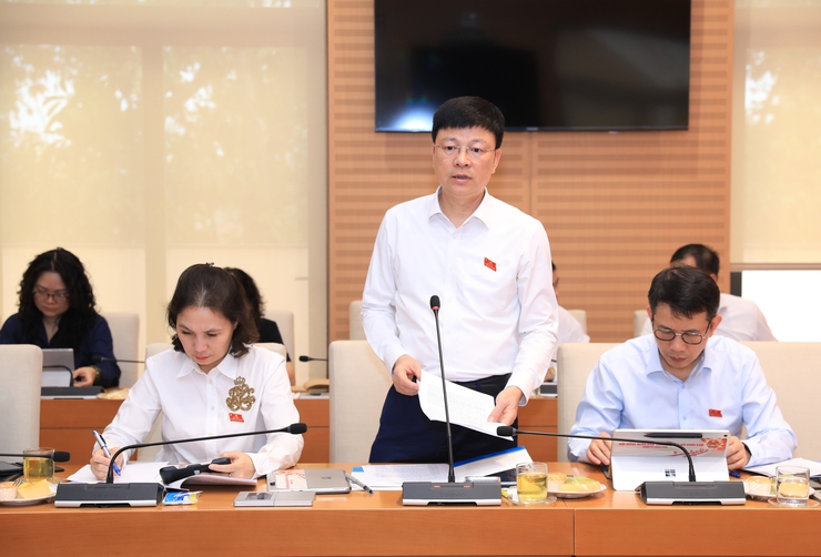 Đại biểu thảo luận tại tổ về các nhóm dự thảo nghị quyết về lĩnh vực kinh tế - ngân sách, văn hóa - xã hội- Ảnh 4.