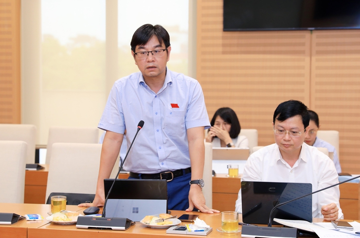 Đại biểu thảo luận tại tổ về các nhóm dự thảo nghị quyết về lĩnh vực kinh tế - ngân sách, văn hóa - xã hội- Ảnh 3.