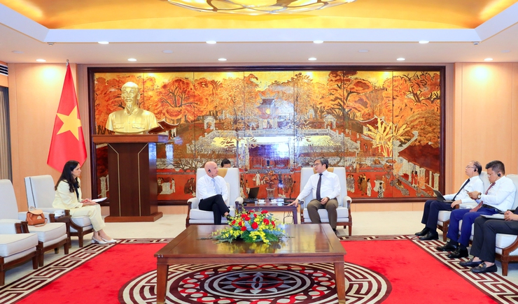 Phó Chủ tịch UBND Thành phố Trương Việt Dũng tiếp đoàn công tác Ngân hàng Đầu tư Cơ sở hạ tầng châu Á- Ảnh 1.