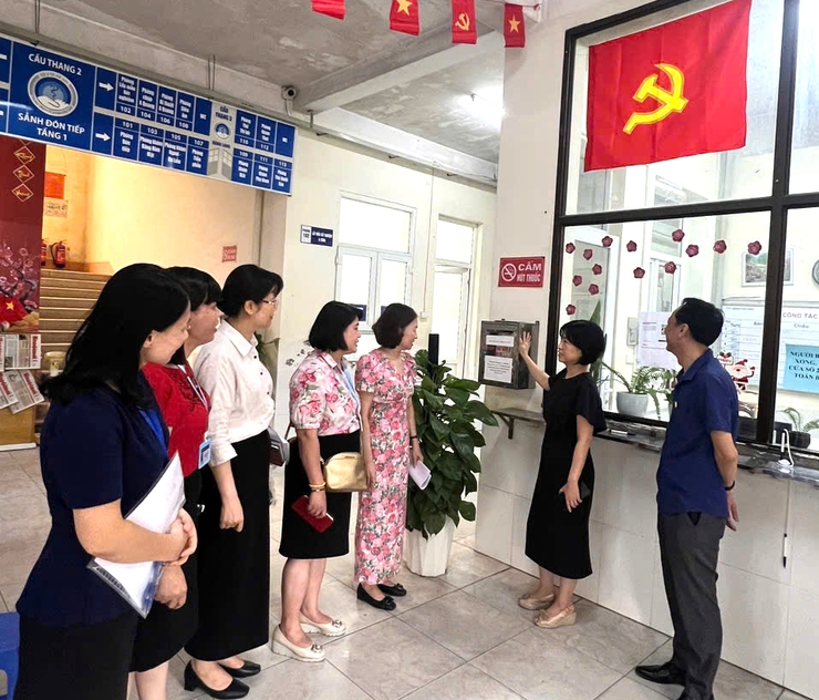 Phường Cầu Giấy: Tăng cường kiểm tra công vụ, nâng cao chất lượng phục vụ nhân dân- Ảnh 1.