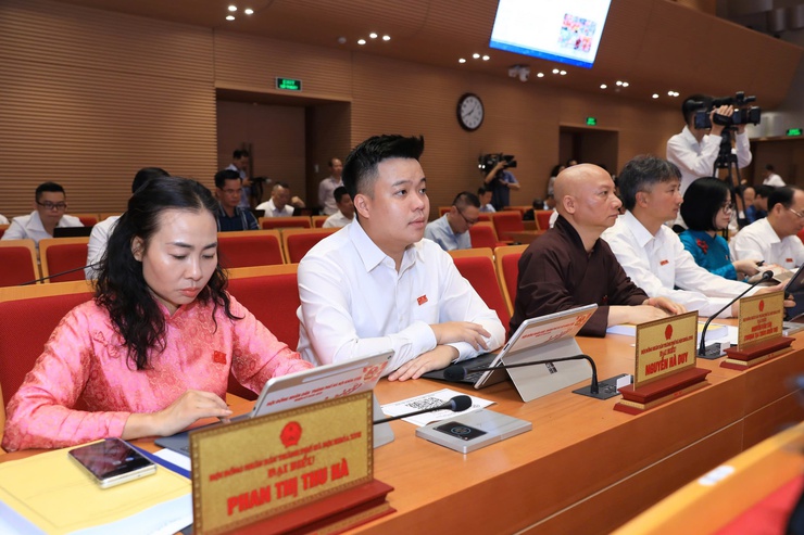 HĐND thành phố Hà Nội thông qua Nghị quyết về phát triển vận tải công cộng, hạn chế phương tiện cá nhân và thu phí giảm ùn tắc- Ảnh 2.