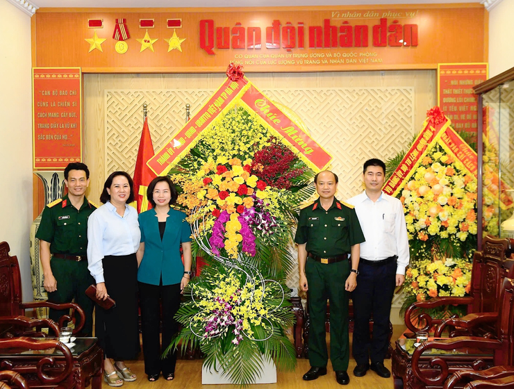 Chủ tịch Ủy ban MTTQ Việt Nam Thành phố thăm, chúc mừng các cơ quan báo chí nhân Ngày Báo chí Cách mạng Việt Nam- Ảnh 2.