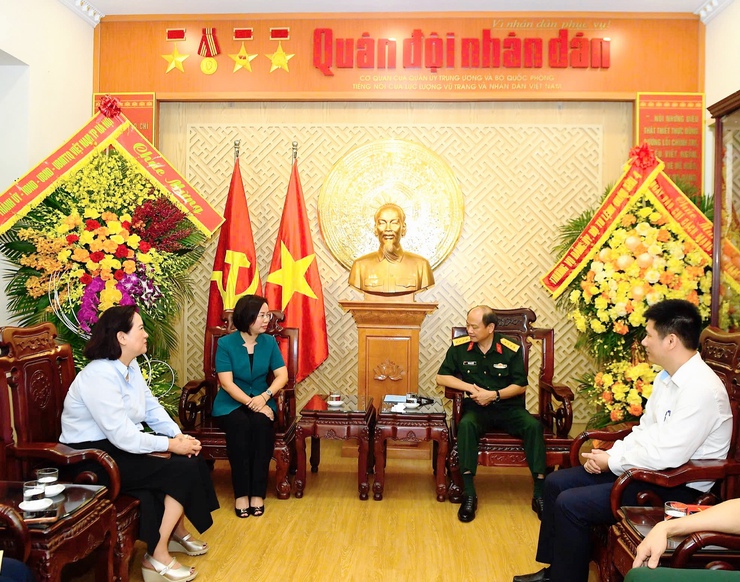 Chủ tịch Ủy ban MTTQ Việt Nam Thành phố thăm, chúc mừng các cơ quan báo chí nhân Ngày Báo chí Cách mạng Việt Nam- Ảnh 1.