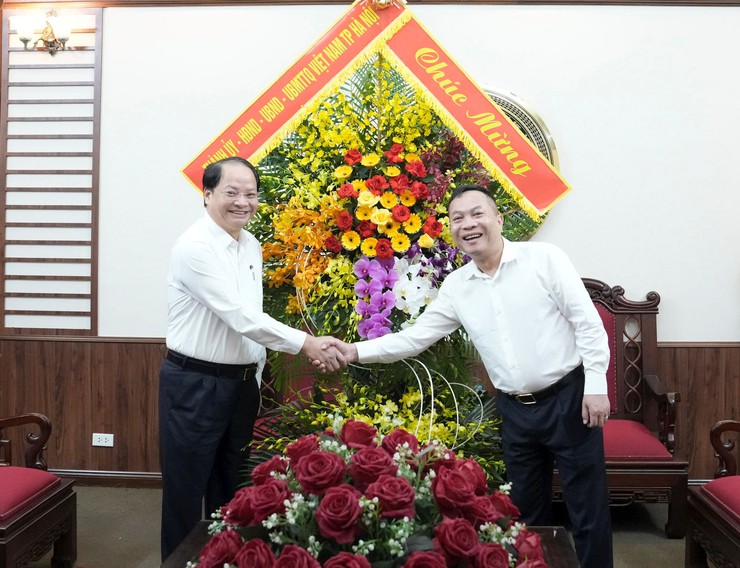 Trưởng ban Tuyên giáo và Dân vận Thành ủy Hà Nội thăm, chúc mừng các cơ quan báo chí- Ảnh 1.