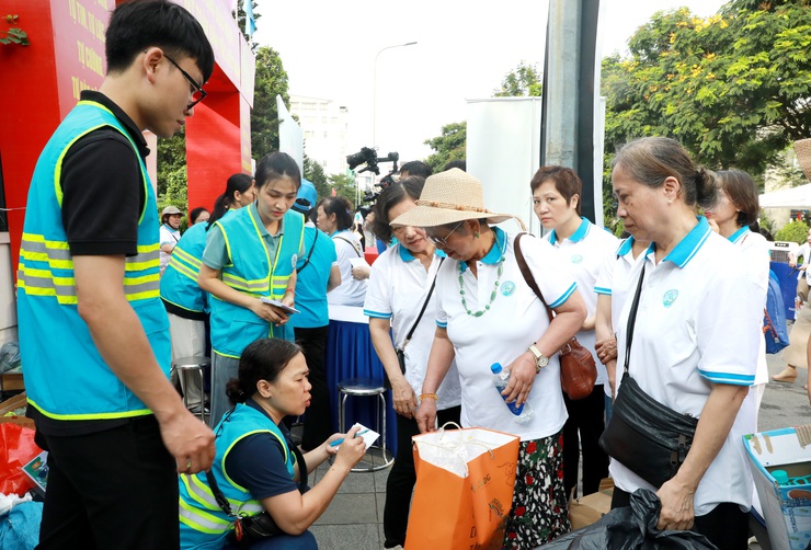 Khơi dậy sức mạnh cộng đồng bảo vệ môi trường, xây dựng Thủ đô xanh - sạch - đẹp- Ảnh 5.