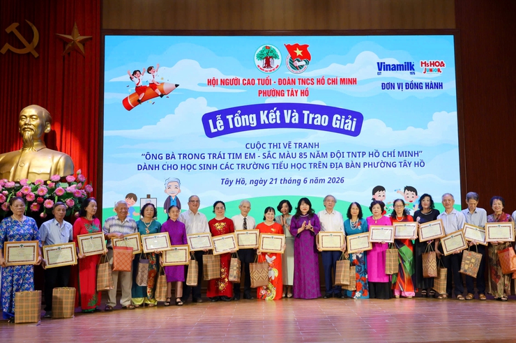 Phường Tây Hồ trao giải cuộc thi vẽ tranh “Ông bà trong trái tim em - Sắc màu 85 năm Đội Thiếu niên tiền phong Hồ Chí Minh”- Ảnh 3.