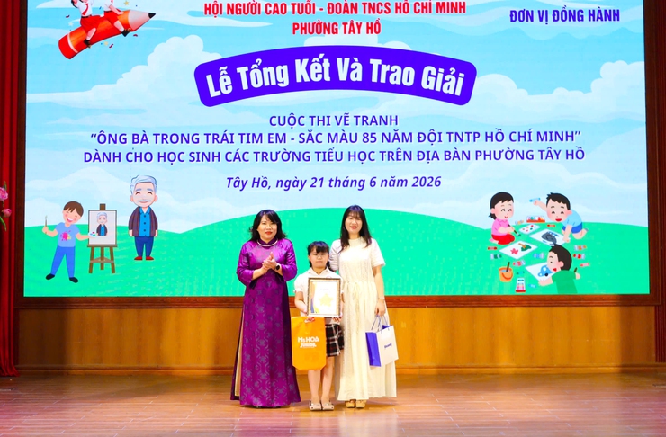 Phường Tây Hồ trao giải cuộc thi vẽ tranh “Ông bà trong trái tim em - Sắc màu 85 năm Đội Thiếu niên tiền phong Hồ Chí Minh”- Ảnh 2.