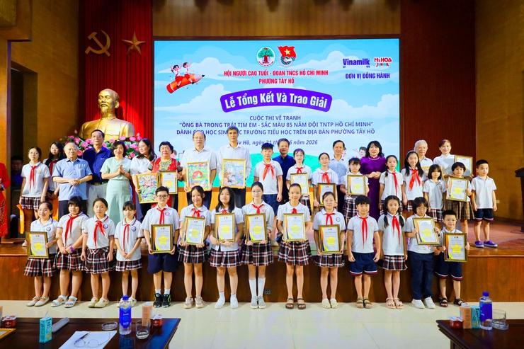 Phường Tây Hồ trao giải cuộc thi vẽ tranh “Ông bà trong trái tim em - Sắc màu 85 năm Đội Thiếu niên tiền phong Hồ Chí Minh”- Ảnh 1.