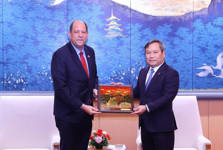 Chủ tịch UBND Thành phố Vũ Đại Thắng tiếp các đại sứ nhân dịp kết thúc và bắt đầu nhiệm kỳ công tác- Ảnh 9.