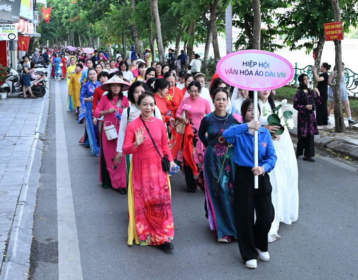 Lễ hội Sen Hà Nội 2026 ghi kỷ lục về số người mặc áo dài họa tiết sen tham gia đồng diễn, diễu hành đông nhất Việt Nam- Ảnh 2.