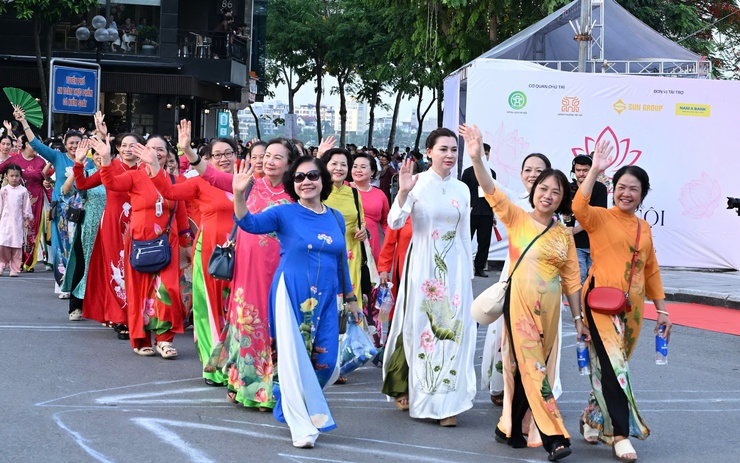 Lễ hội Sen Hà Nội 2026 ghi kỷ lục về số người mặc áo dài họa tiết sen tham gia đồng diễn, diễu hành đông nhất Việt Nam- Ảnh 1.