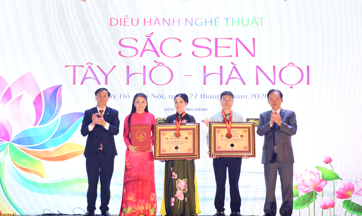 Lễ hội Sen Hà Nội 2026 ghi kỷ lục về số người mặc áo dài họa tiết sen tham gia đồng diễn, diễu hành đông nhất Việt Nam- Ảnh 3.