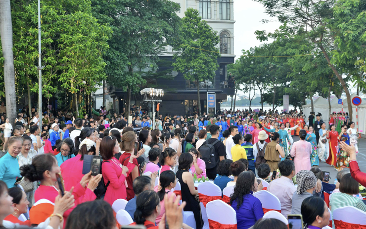 Lễ hội Sen Hà Nội 2026 ghi kỷ lục về số người mặc áo dài họa tiết sen tham gia đồng diễn, diễu hành đông nhất Việt Nam- Ảnh 4.