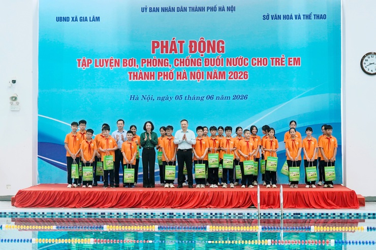 Hà Nội phát động tập luyện bơi, phòng chống đuối nước cho trẻ em năm 2026- Ảnh 4.