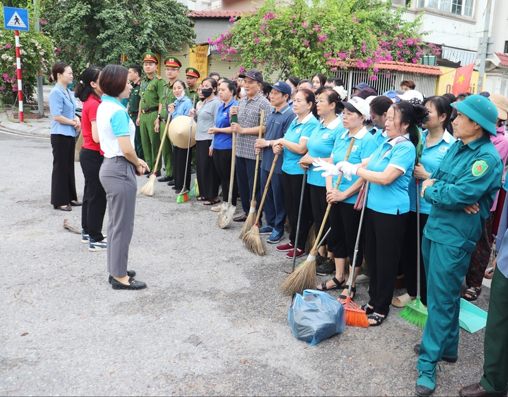 Phường Kiến Hưng: Tổng vệ sinh môi trường tuyến phố Hoàng Đôn Hòa- Ảnh 1.