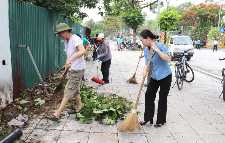 Phường Kiến Hưng: Tổng vệ sinh môi trường tuyến phố Hoàng Đôn Hòa- Ảnh 2.