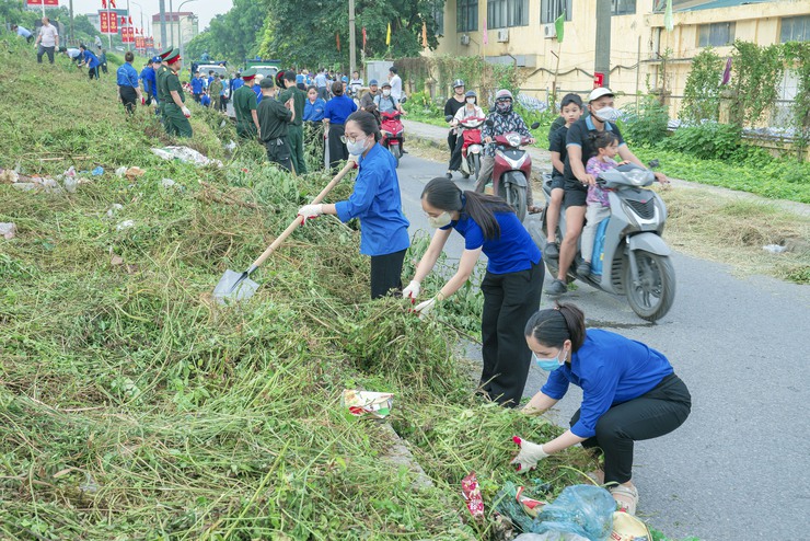 Hơn 200 cán bộ, nhân dân phường Vĩnh Hưng phát quang 600m² đê, thu gom trên 2 tấn rác thải- Ảnh 7.