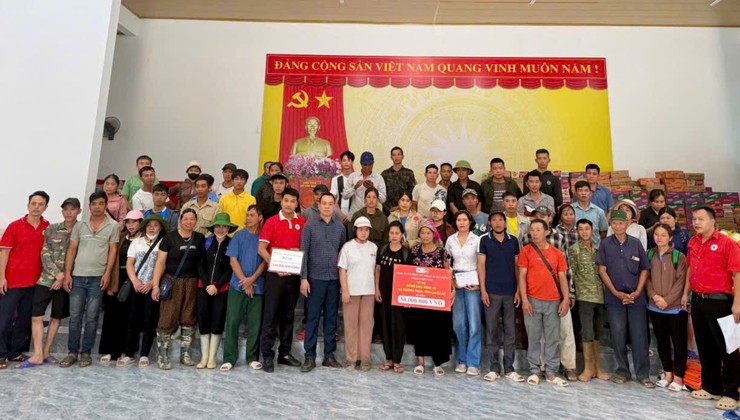Nghĩa tình Hà Nội sẻ chia với người dân vùng lũ Mường Than