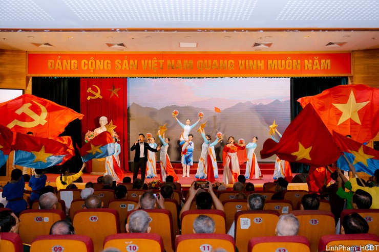 Phường Việt Hưng tri ân người có công nhân kỷ niệm 79 năm Ngày Thương binh - Liệt sĩ- Ảnh 10.