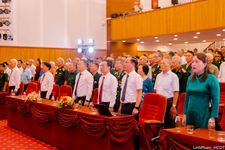 Phường Việt Hưng tri ân người có công nhân kỷ niệm 79 năm Ngày Thương binh - Liệt sĩ- Ảnh 1.
