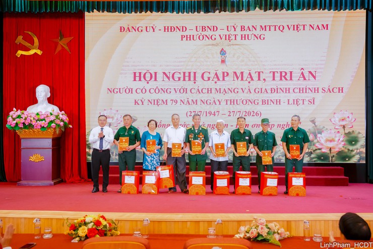 Phường Việt Hưng tri ân người có công nhân kỷ niệm 79 năm Ngày Thương binh - Liệt sĩ- Ảnh 3.