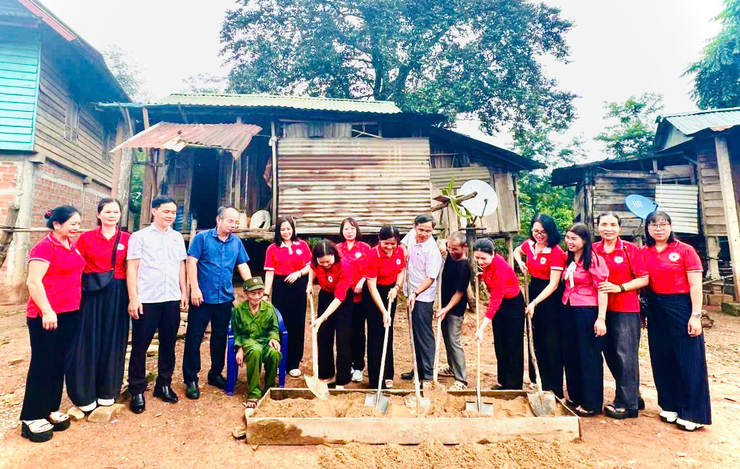 Hội Chữ thập đỏ thành phố Hà Nội trao quà, khởi công Nhà Chữ thập đỏ tại xã Lìa, Quảng Trị- Ảnh 3.
