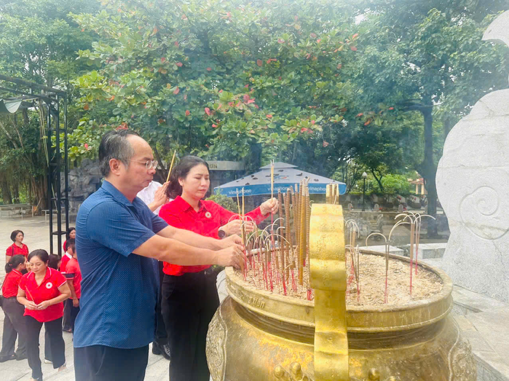 Hội Chữ thập đỏ thành phố Hà Nội trao quà, khởi công Nhà Chữ thập đỏ tại xã Lìa, Quảng Trị- Ảnh 6.