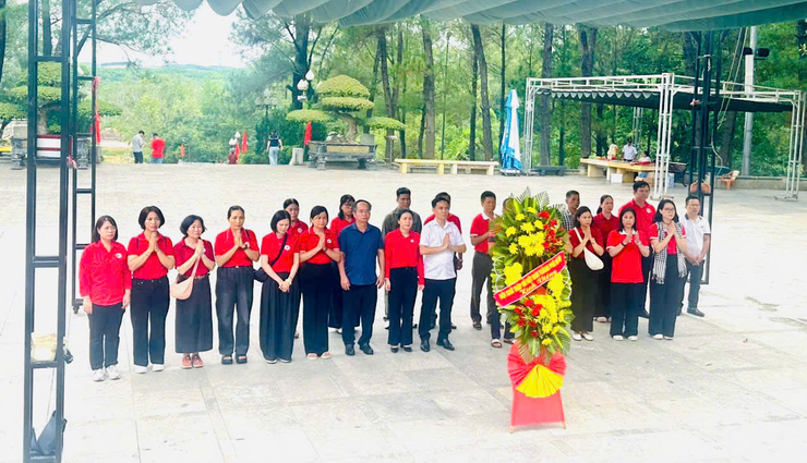 Hội Chữ thập đỏ thành phố Hà Nội trao quà, khởi công Nhà Chữ thập đỏ tại xã Lìa, Quảng Trị- Ảnh 5.