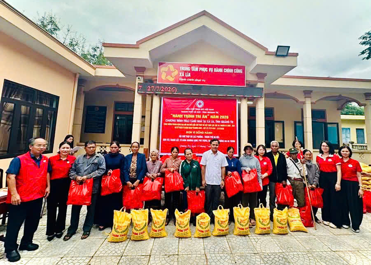 Hội Chữ thập đỏ thành phố Hà Nội trao quà, khởi công Nhà Chữ thập đỏ tại xã Lìa, Quảng Trị- Ảnh 1.