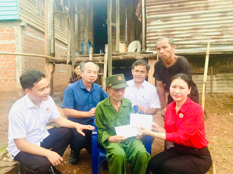 Hội Chữ thập đỏ thành phố Hà Nội trao quà, khởi công Nhà Chữ thập đỏ tại xã Lìa, Quảng Trị- Ảnh 4.