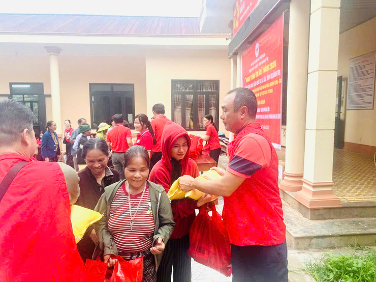 Hội Chữ thập đỏ thành phố Hà Nội trao quà, khởi công Nhà Chữ thập đỏ tại xã Lìa, Quảng Trị- Ảnh 2.