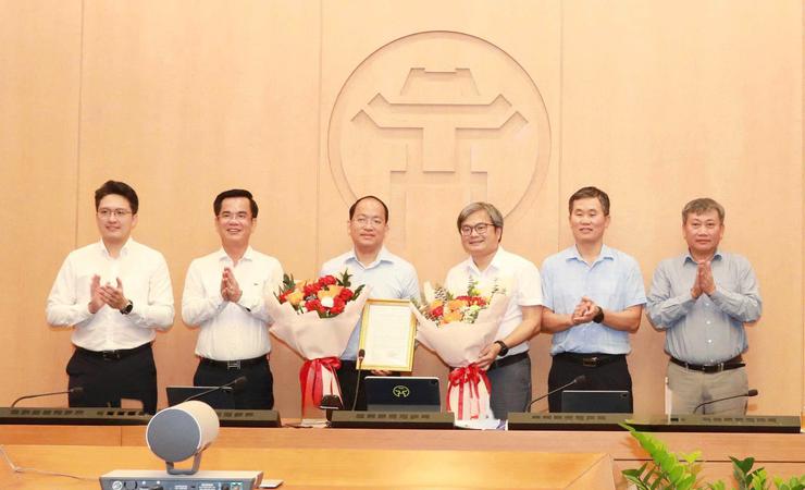 Trao quyết định Phó Trưởng ban Ban Quản lý các Khu công nghệ cao và Khu công nghiệp Thành phố- Ảnh 2.